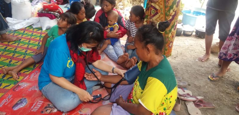 Anggota Keluarga STIKES Bethesda Bersama Pelkesi Mendatangi dan Melayani Korban Gempa Donggala