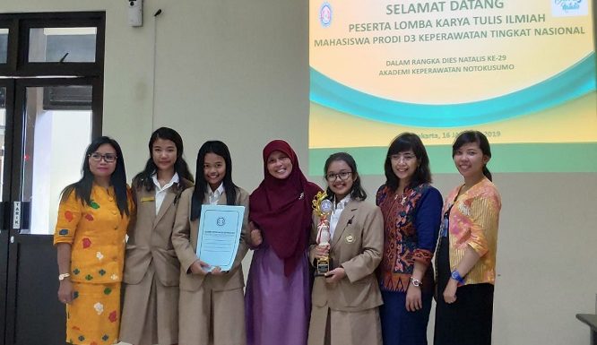 Tim Mahasiswi STIKES Bethesda Juara Pertama Lomba KTI Tingkat Nasional