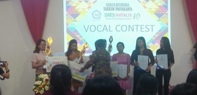 Yulius Pelantun Lagu Terbaik Vocal Contest Nasional Dies Natalis X STIKES Bethesda