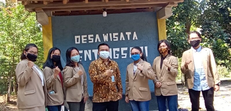 Laksanakan PHP2D, Mahasiswa Bantu Warga Desa Wisata Pentingsari Tangkal Bahaya Covid-19