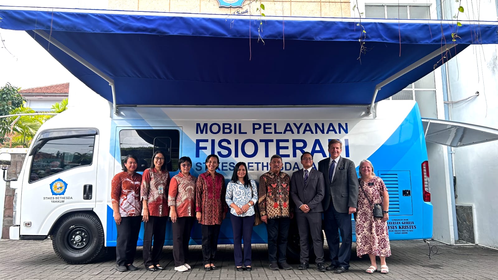 STIKES Bethesda Terma Hibah Mobil Layanan Fisioterapi Dari Mitra Kemanusiaan Amerika Serikat